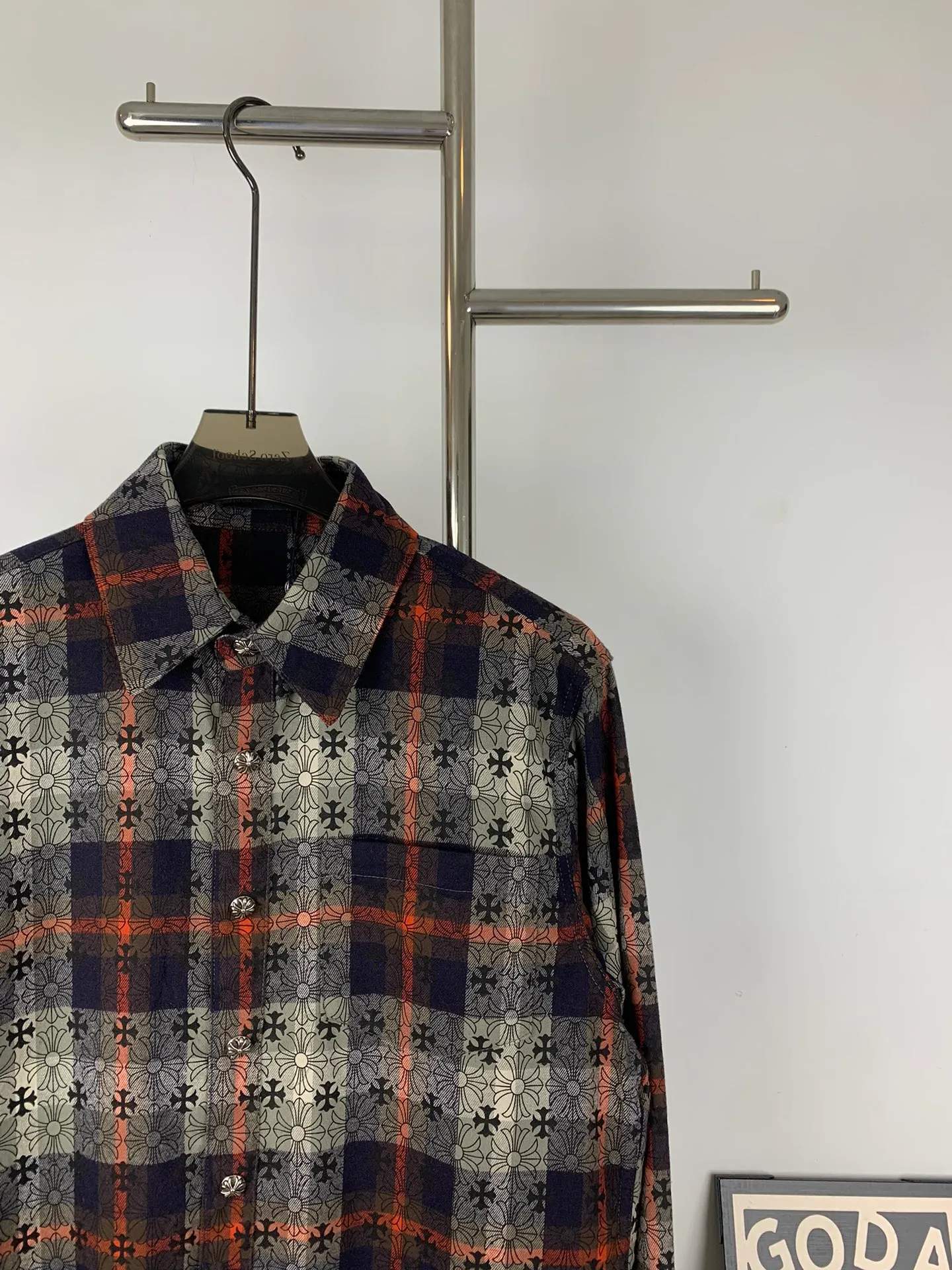 P230 💰Model number G733 Chrome Hearts classic cashew flower cross all-over printed jacquard long-sleeved top couple casual shirt 1️⃣Customized original jacquard fabric, high-quality pure cotton jacquard plaid fabric, soft and comfortable to the touch, a very high-quality fabric! 2️⃣The details of the workmanship are perfectly controlled. The lining is made of vest hemming, and the cuffs are made of double cross leather labels. It is different from the ordinary version. The collar is also designed with interlining, which shows high-end fashion and personality. The style is fashionable, simple and elegant, and it is a very versatile jacket! 4⃣️Complete accessories, all customized with original versions! Same style for men and women Color: Purple Red Size: S M L XL